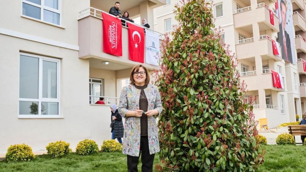 En az 4 çocuğu olan ailelere çekilişsiz kurasız ev verilecek